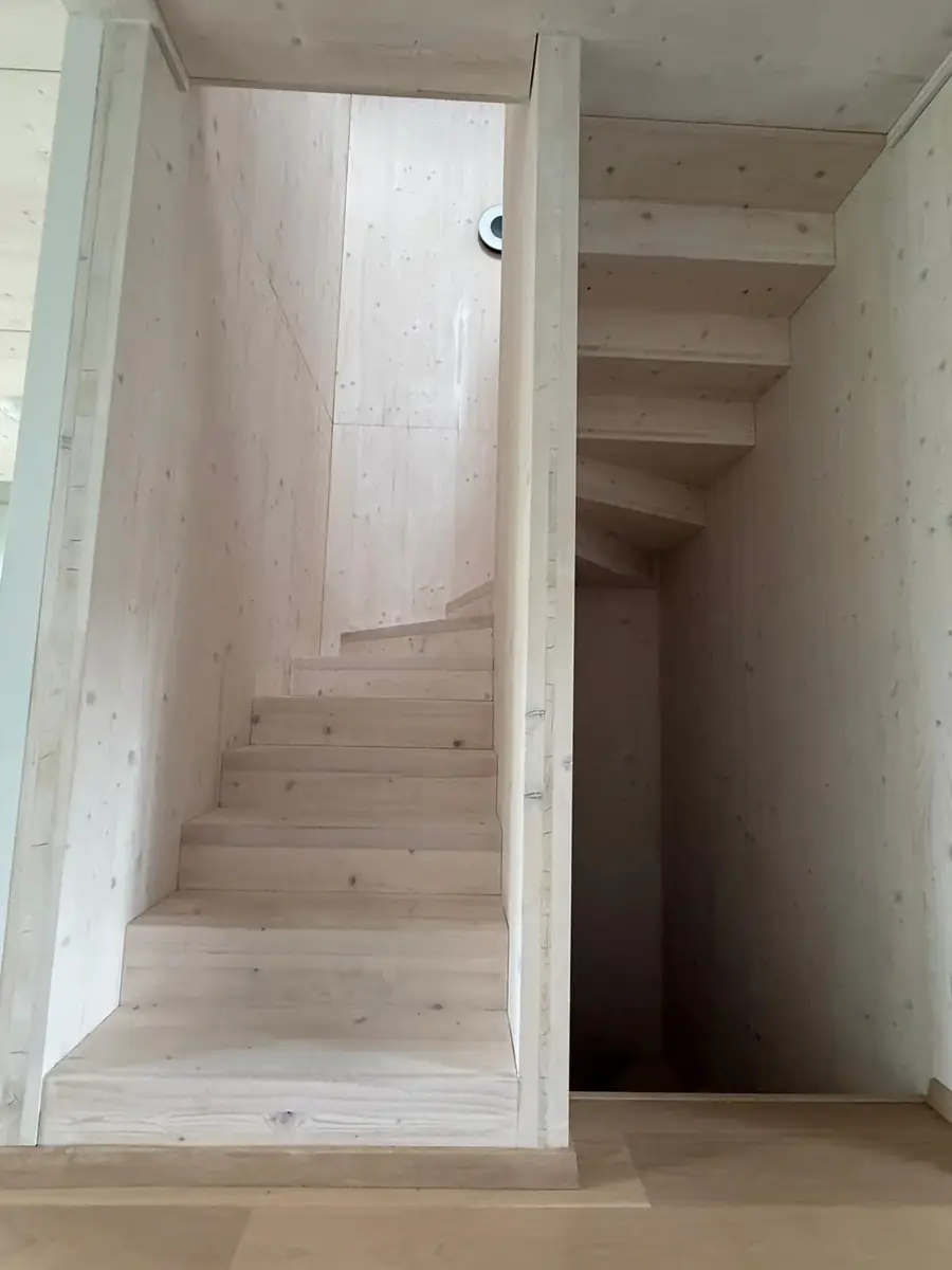 Holztreppe im Apartment